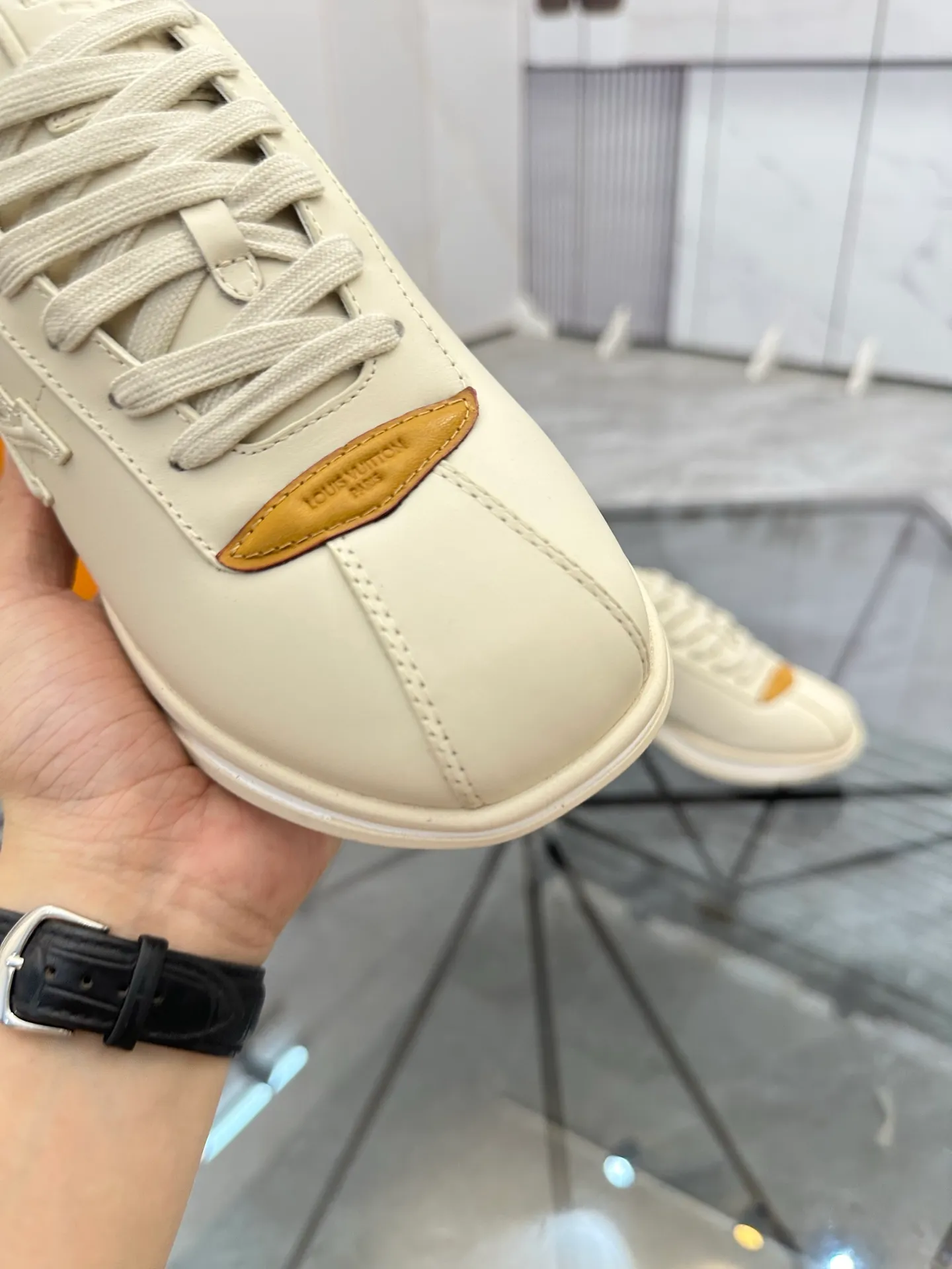 Men's shoes: 💰P700¥ Top quality Product trademark: LV* "Louis Vuitton*" low-top casual shoes Regular size: 35-45 (can be customized to 46) Couple style Product materials: Imported cowhide upper, breathable lining, original outsole. Number: two
